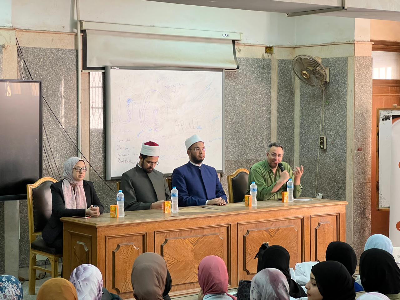ندوة تثقيفية توعوية لطلاب الكلية بعنوان 